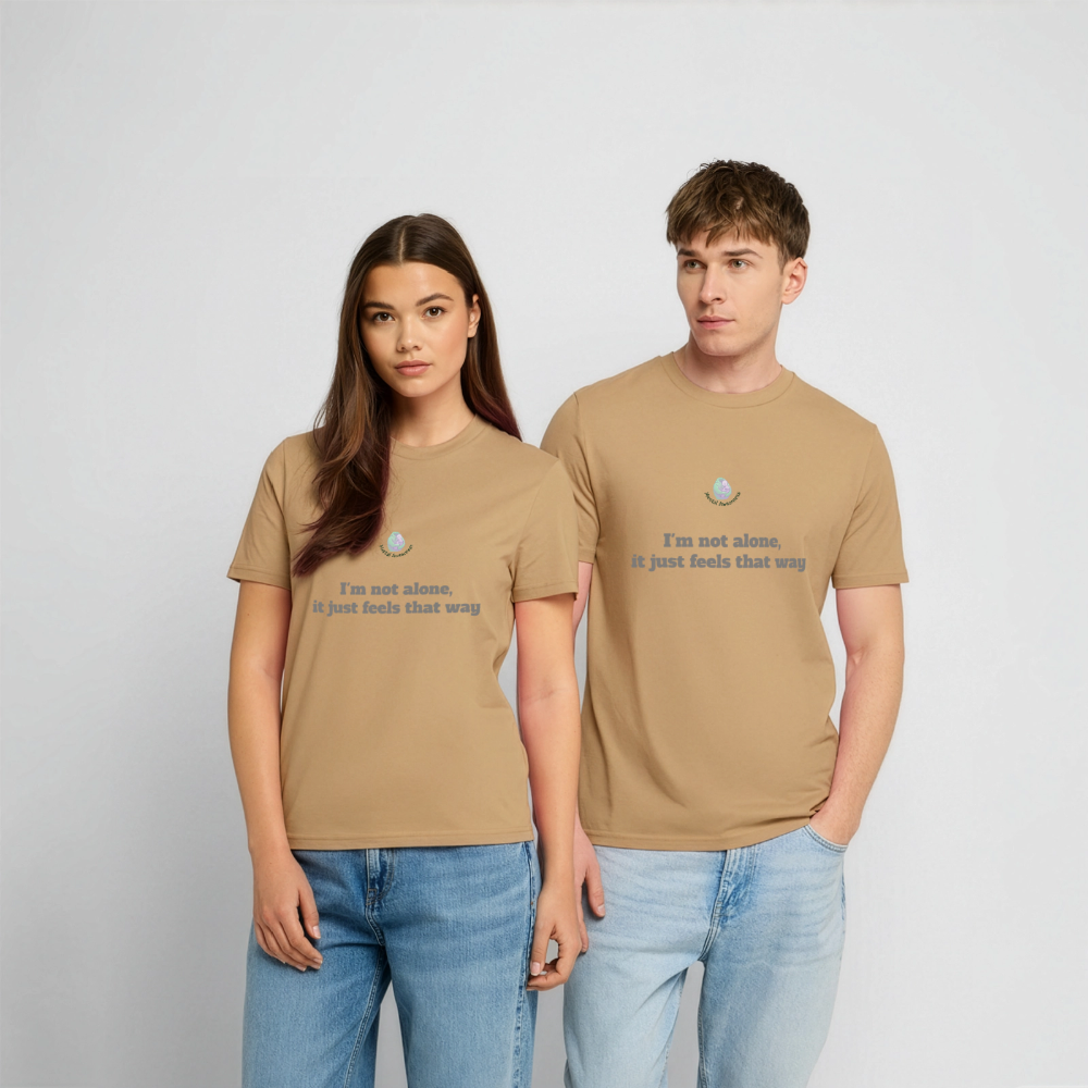 I'm not alone, it just... -  Unisex T-shirt - karamel 
